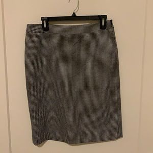 Nine West, size 8. Houndstooth skirt. Great condition.